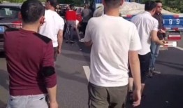 吃瓜导致堵车,一场意外的“瓜界”风波