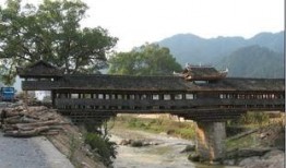 风雨桥吃瓜,夏日休闲新体验