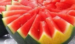 西杨村吃瓜,瓜香四溢，共享丰收喜悦