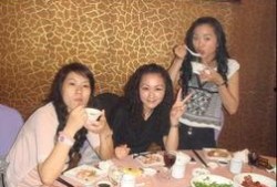 姐妹们聚会吃瓜