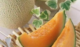 九九吃哈密瓜,甜蜜滋味尽在口中