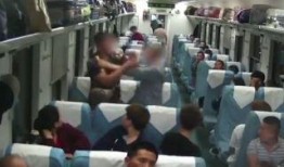 小伙发明吃瓜机器,小伙发明神奇吃瓜机器，轻松享受夏日清凉！”