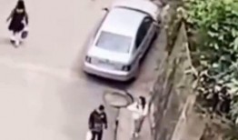 女生趴在阳台吃瓜,女生悠闲时光的甜蜜写照