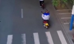 警察抓捕大叔吃瓜