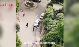 女生趴在阳台吃瓜,女生悠闲时光的甜蜜写照