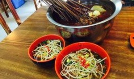 粮道街吃瓜,夏日吃瓜盛宴，品味街头美食风情