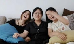 姐妹们聚会吃瓜