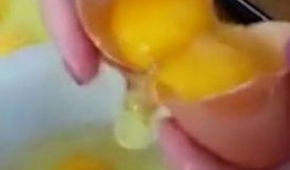 小伙发明吃瓜机器,小伙发明神奇吃瓜机器，轻松享受夏日清凉！”