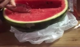 吃瓜神器吃冰激凌,尽享吃瓜神器与冰激凌的清凉盛宴