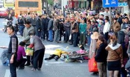 男子失败现场吃瓜,围观群众纷纷吃瓜热议