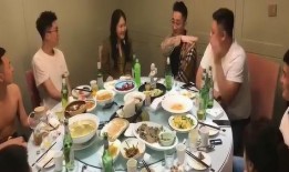 女子吃瓜旅游,跟随美食足迹畅游各地