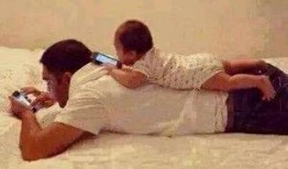 吃瓜儿子无视爸爸,家庭矛盾升级