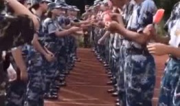 教官吃瓜了视频,一场爆笑的军营日常